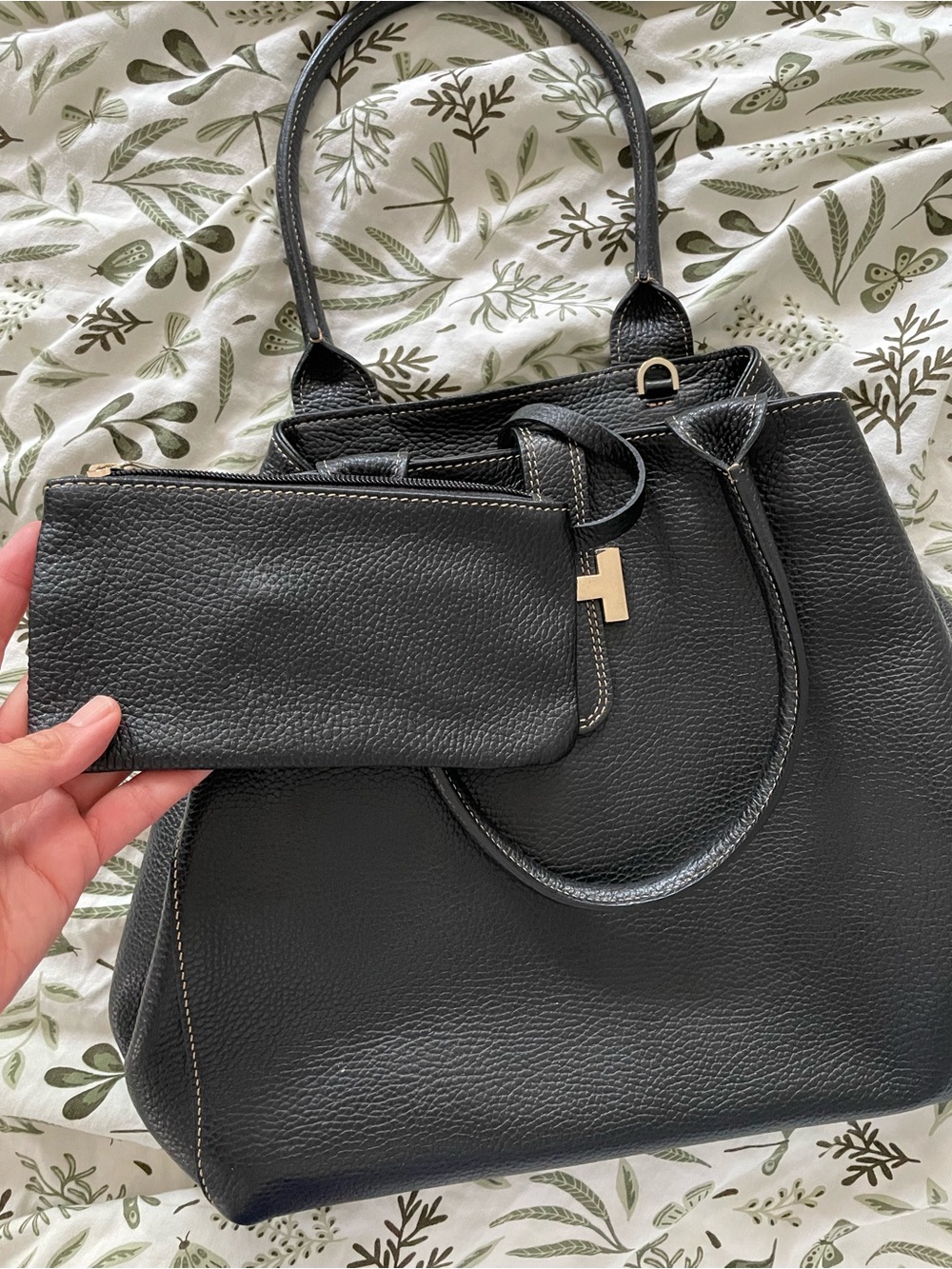 Black leather handbag with zippered pouch | made in Italy